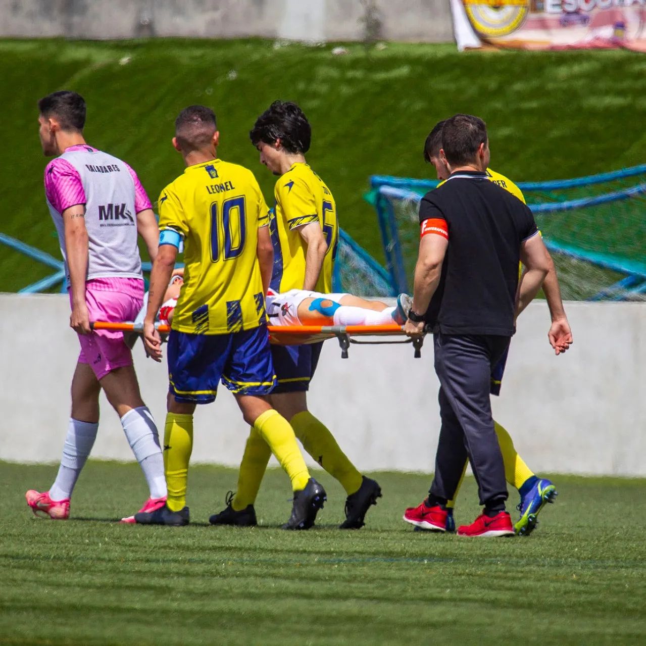 O atleta lesionado foi transportado por outros atletas que disputavam a partida