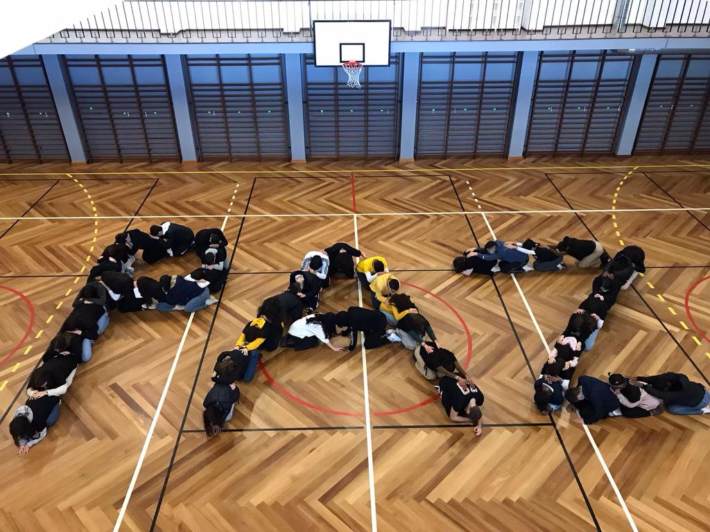 Alunos formaram a palavra "Paz"