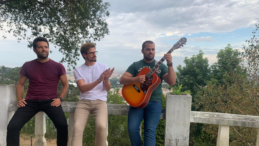 Os três elementos da banda no Monte da Virgem