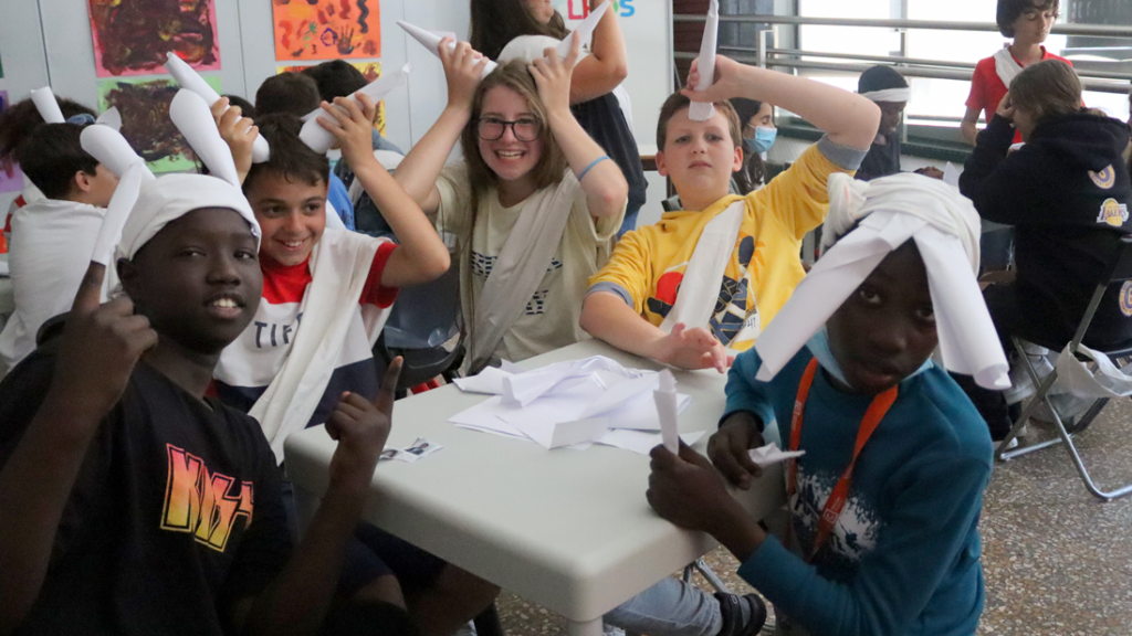 Os alunos felizes com os adornos oriundos de folhas de papel