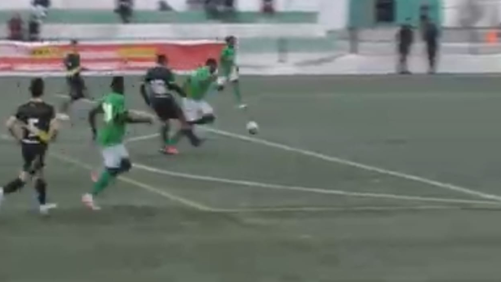Lance do penálti que origina o 4-2 para o adversário.