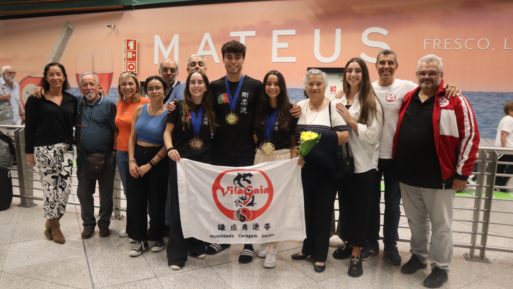 Sara Silva, Rodrigo Saraiva e Beatriz Pinto recebidos por familiares e amigos no aeroporto do Porto.