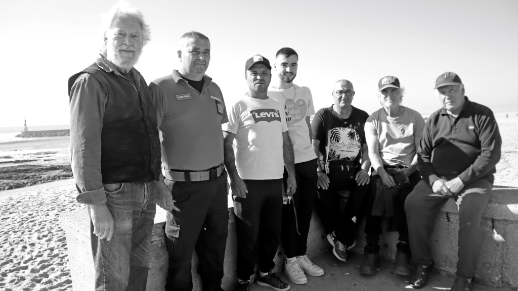 O desespero de Mike Weber (ELA), Olímpio Pereira (Bombeiros da Aguda) e de alguns dos pescadores da praia da Aguda.