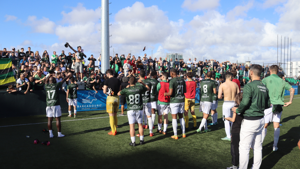 Adeptos e jogadores festejaram juntos a qualificação para a Fase Subida ao Campeonato de Portugal
