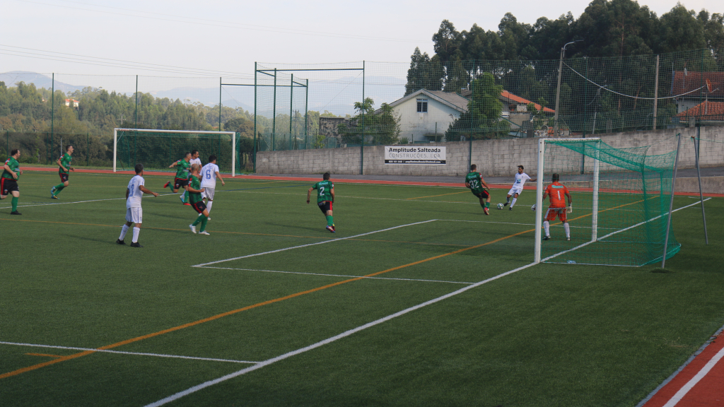 Equipa da casa venceu por 4-2 e divide o segundo lugar com Canedo e Grijó, todos com nove pontos.