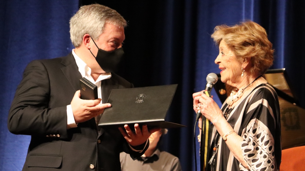 A homenagem emotiva da câmara a Simone de Oliveira que encantou o público