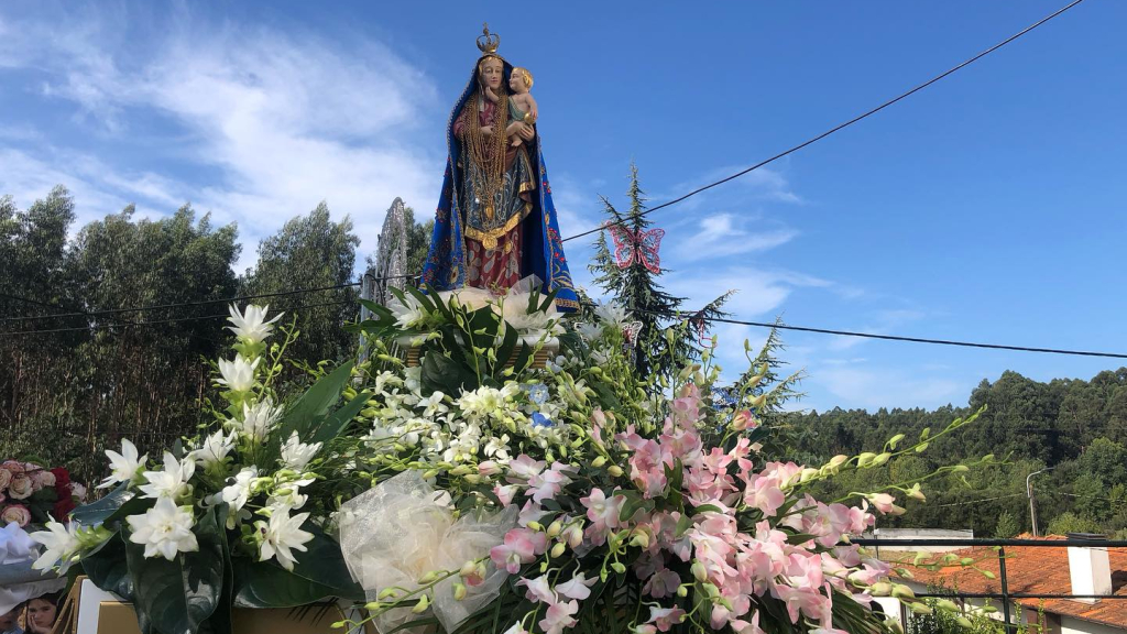 A imagem de Nossa Senhora de Fontes na procissão.