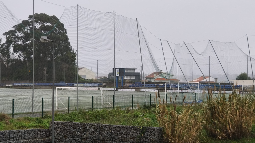 Rede do estádio do Oliveira do Douro cedeu à força do vento