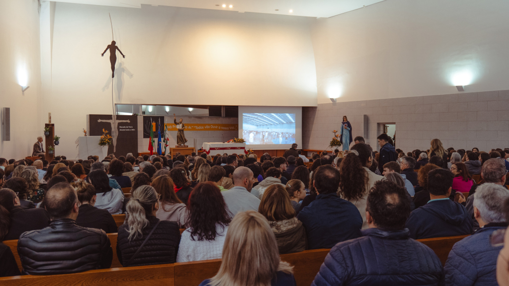 Entrega de diplomas aos antigos alunos do CIC.